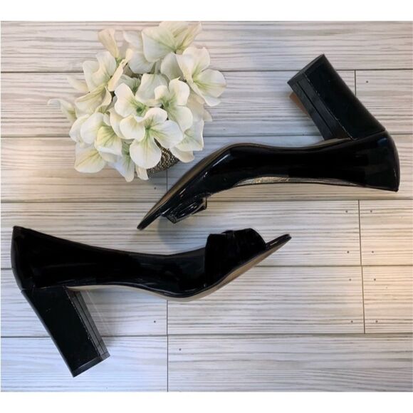 TAHARI Size 10M Black Patten Leather Peekaboo Button 3.75 Heels - Picture 4 of 11